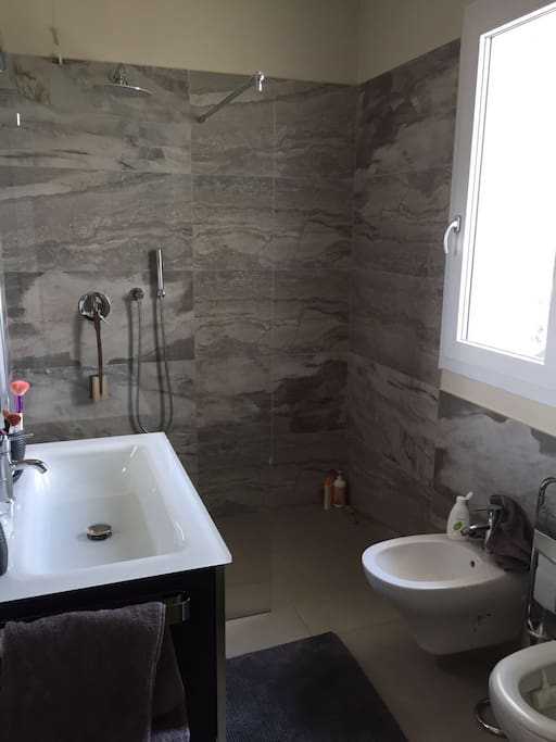 Bagno con doccia a disposizione al piano inferiore