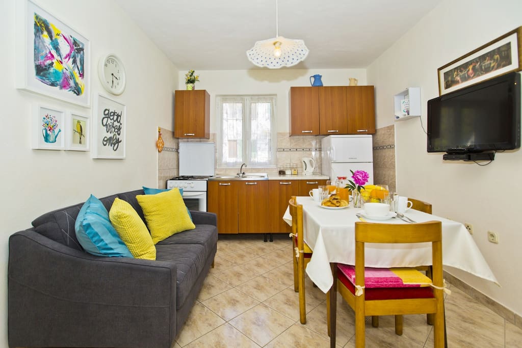 Fully equipped kitchen with a dining table, sofa and SAT/TV
