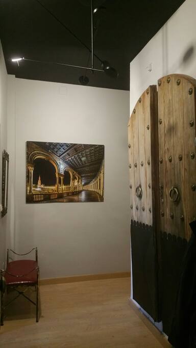 Entrada apartamento, contempla nuestra puerta restaurada perteneciente a un antiguo cortijo andaluz