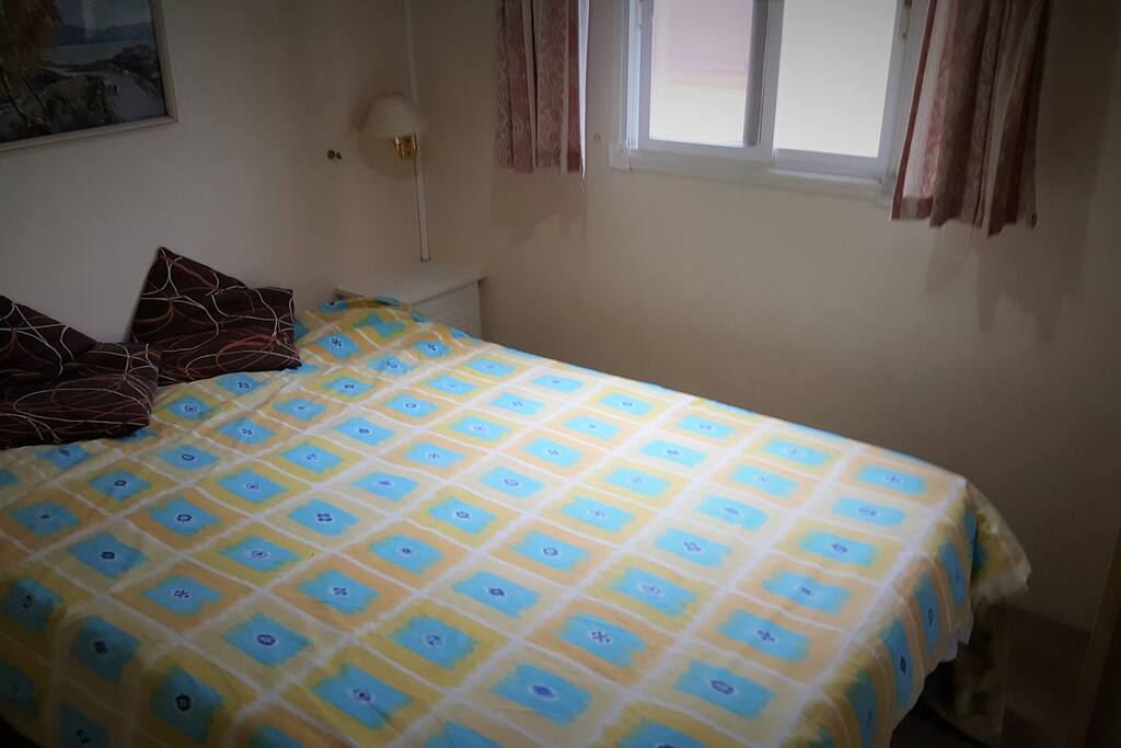 Double bedroom with en suite WC, dressing table and washbasin