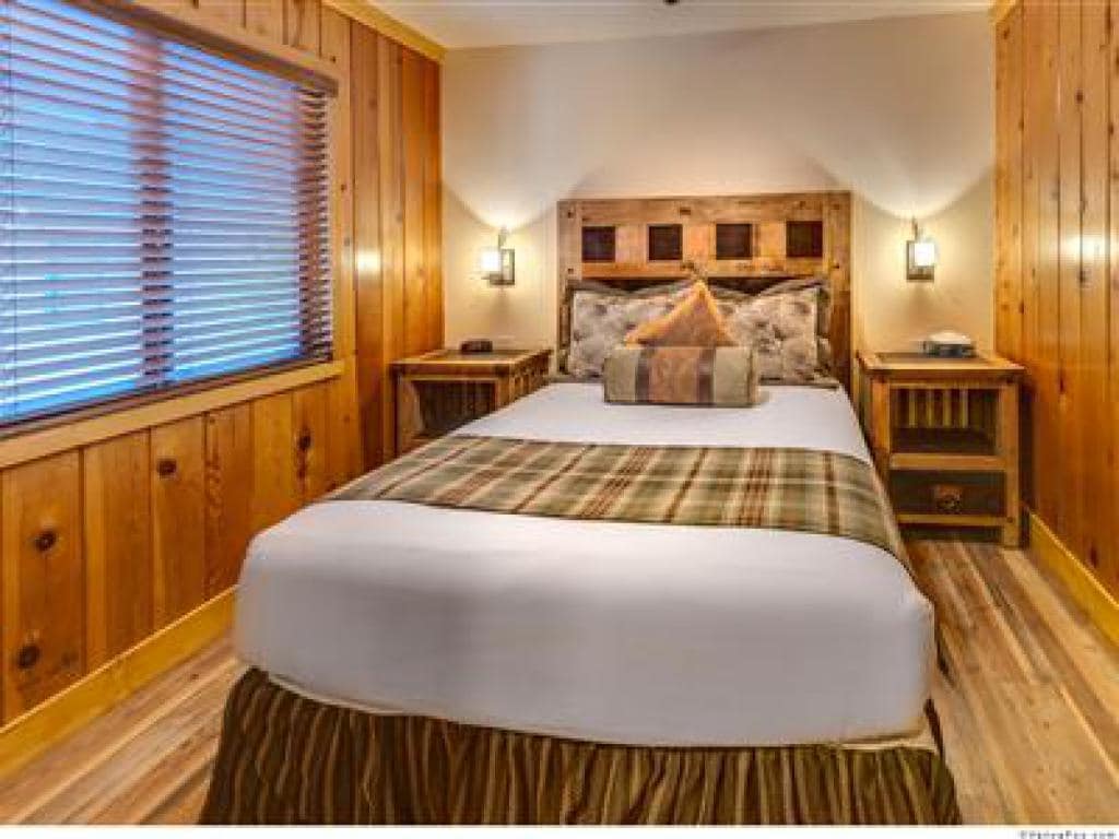 חדר שינה שני, ארון בגודל טוב, מיטת קווין סייז. 