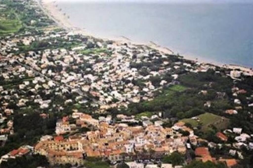 Centro storico, villette moderne e spiagge.