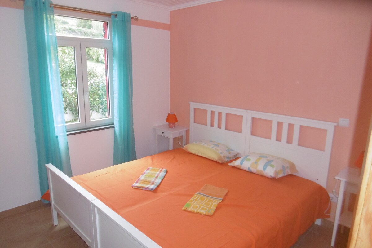 ห้องนอนพร้อมเตียง 2 เตียงขนาด 90x200