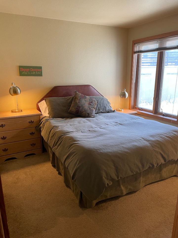 1. spavaća soba, bračni krevet od memorijske pjene s USB svjetiljkama