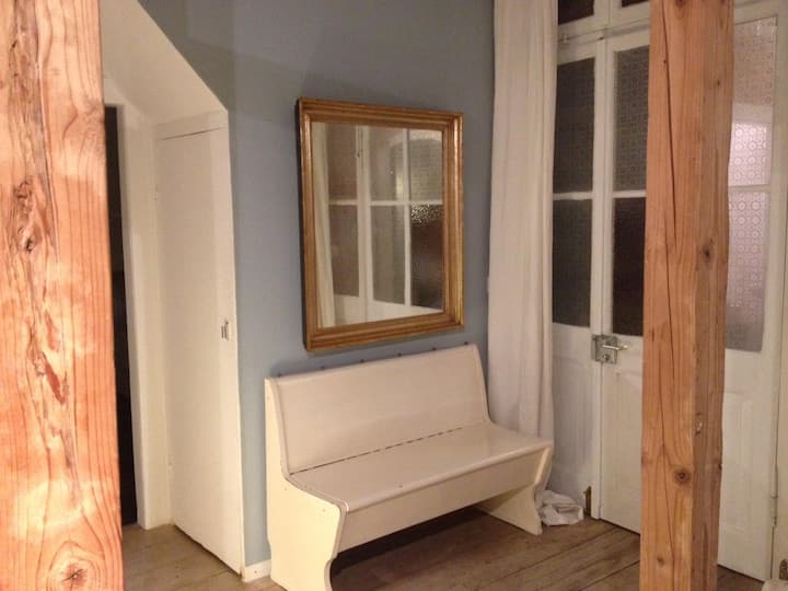 Vstupný priestor apartmánu s ošúchanou bankou ako úložným priestorom na bundy