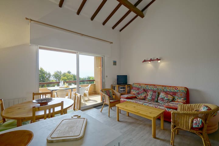 El salón con acceso al balcón con vistas al mar