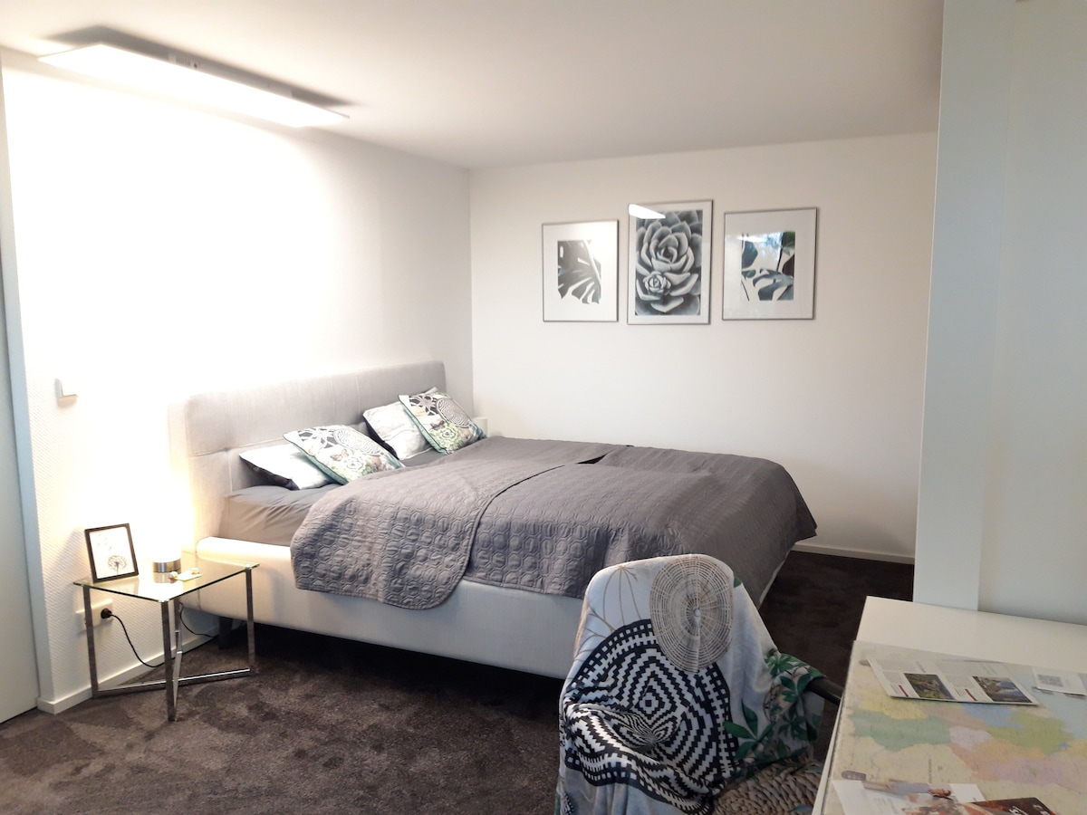 ห้องนอนเสริมในอีกห้องหนึ่งพร้อมเตียงใหม่พร้อมฟูกนอนแบบกล่องสปริง ความแข็ง 2 และ 3 