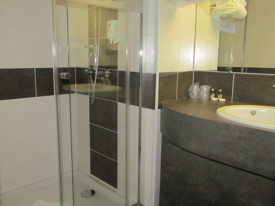 Salle de bain avec douche