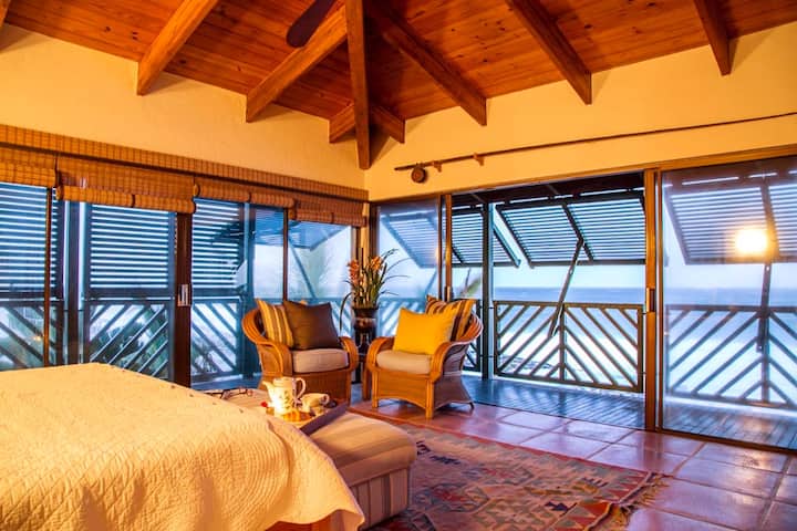 Të gjitha dhomat e gjumit kanë dyer xhami rrëshqitëse që hapen në kuvertën prej druri. 