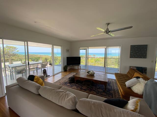 Noosa 3 level Beach house with vast Ocean views gallery image 2