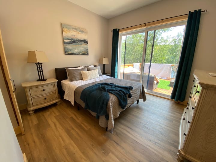 Спалня с двойно легло и самостоятелна баня на основния етаж