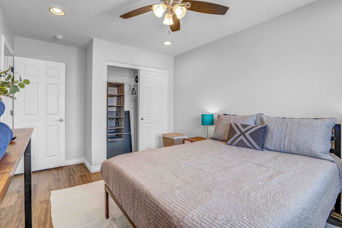 เตียงเมมโมรี่โฟมควีนไซส์ในห้องนอนที่สี่บนชั้น 3 มีทีวีโรคุขนาด 42 "พร้อมบริการสตรีมมิ่งทั้งหมดและม่านทึบ