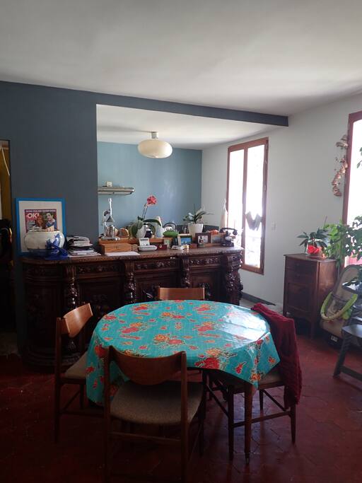 salon salle a manger avec cuisine ouverte.
living room with open kitchen