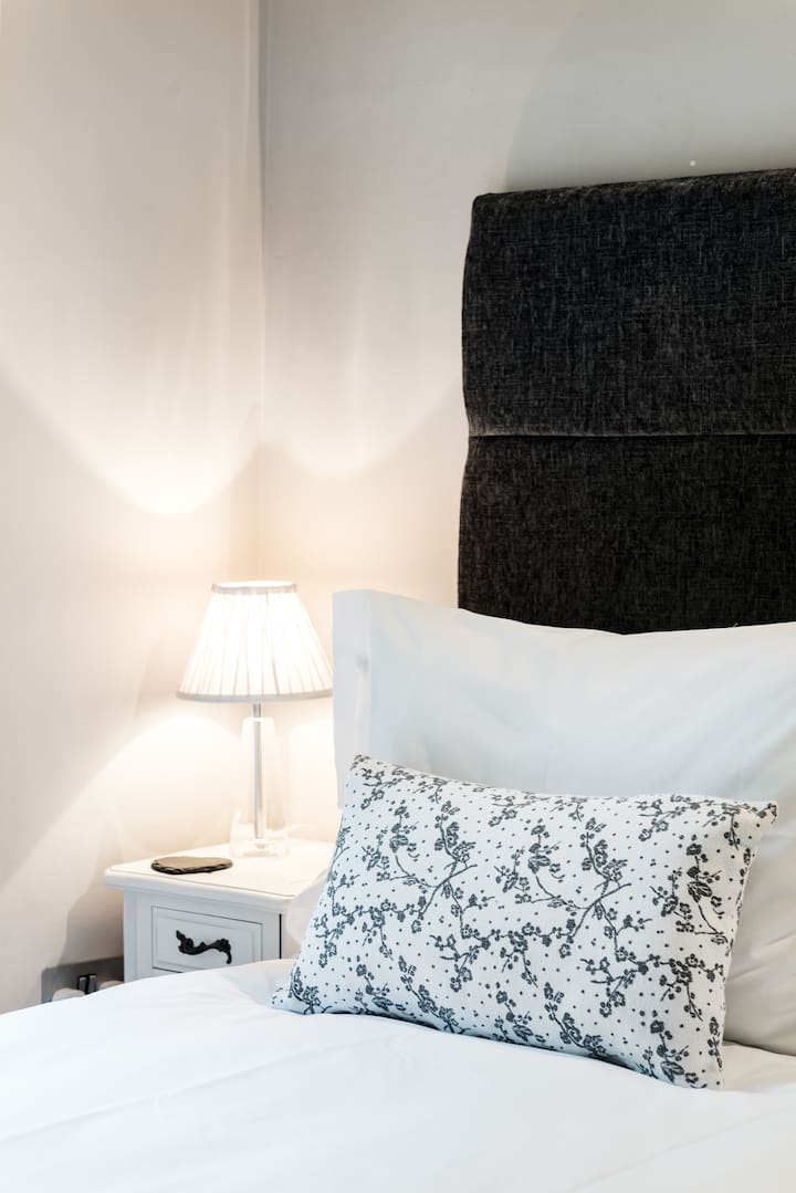 Veliki bračni krevet dobre je kvalitete i vrlo udoban, s posteljinom od egipatskog pamuka. Tu su i lijepi visoki stropovi