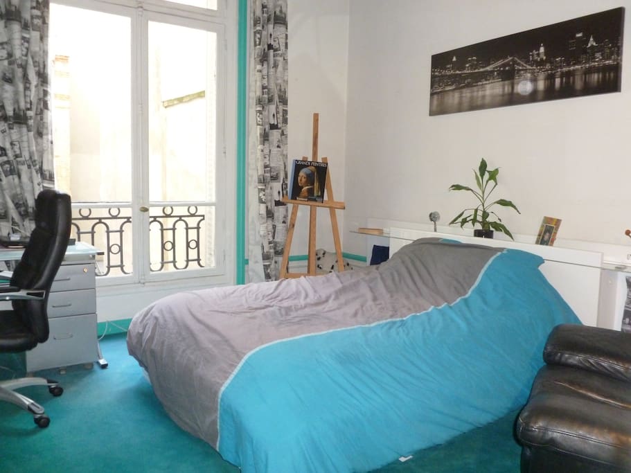 Grand lit et fauteuil cuir détente