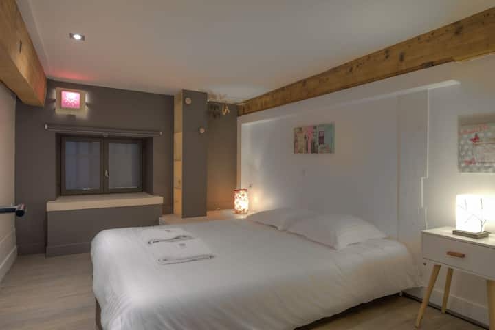 Bonito dormitorio con cama tamaño king.