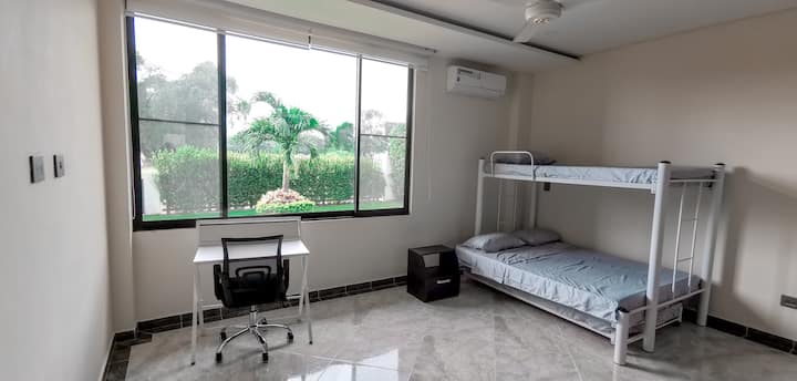 Ოთახი გარე ხედით, მობილური მაგიდით და ერგონომიული სკამით