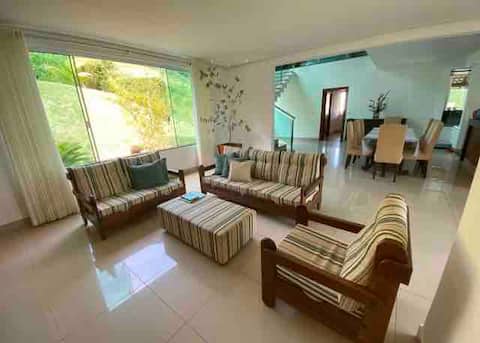 Popular Airbnb listing: Lake Escarpments House 5 en-suites with air-conditioning and Jacuzzi in Capitólio