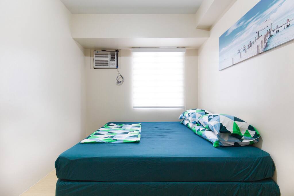 King sized bed in the bedroom