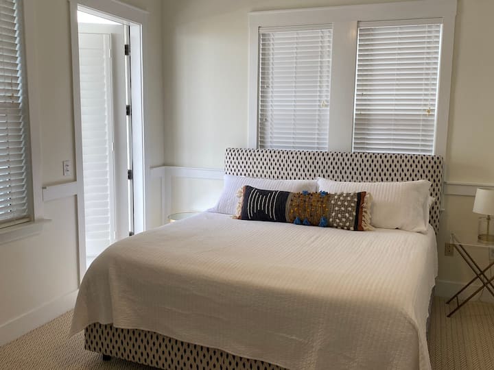 ห้องนอนใหญ่เตียงคิงไซส์