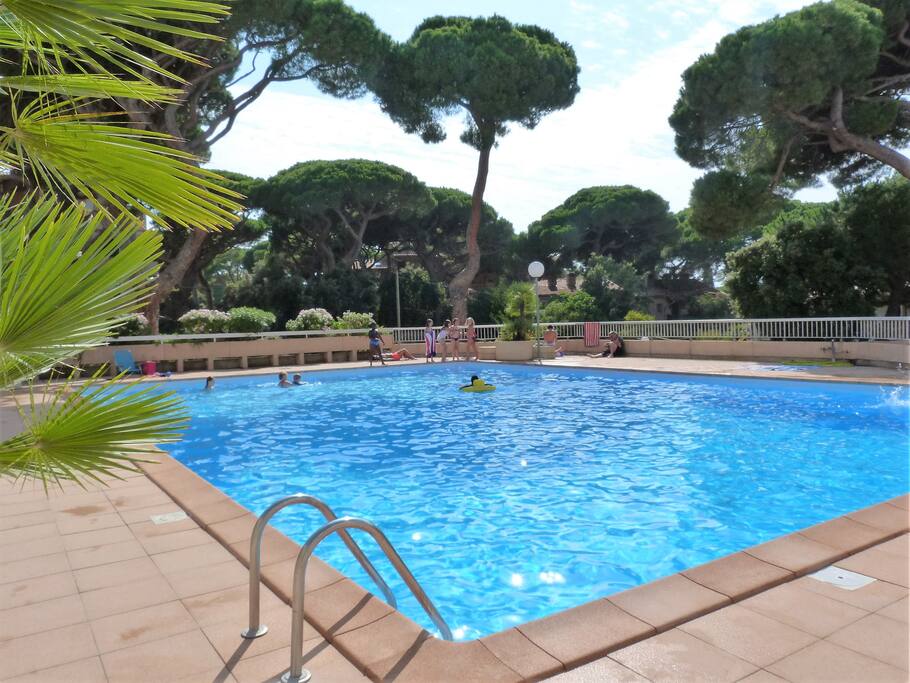 Très belle piscine privative avec accès sécurisé