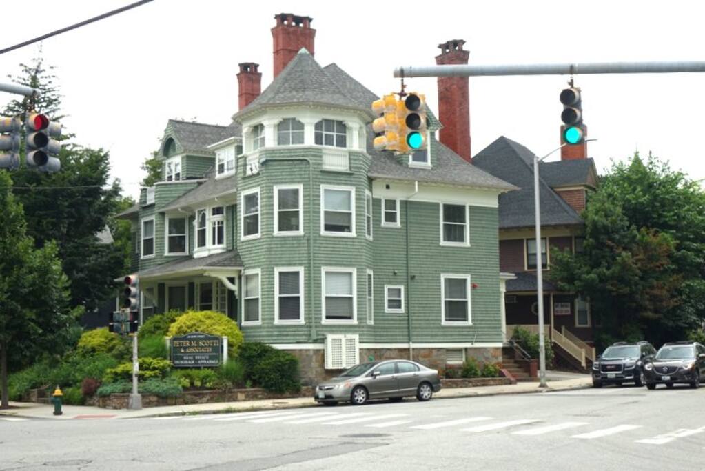 College Hill Inn