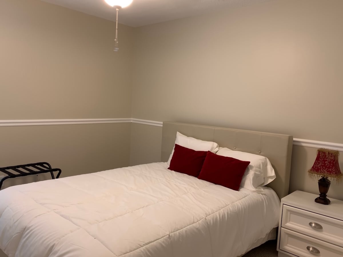 Cama tamaño queen en el segundo dormitorio