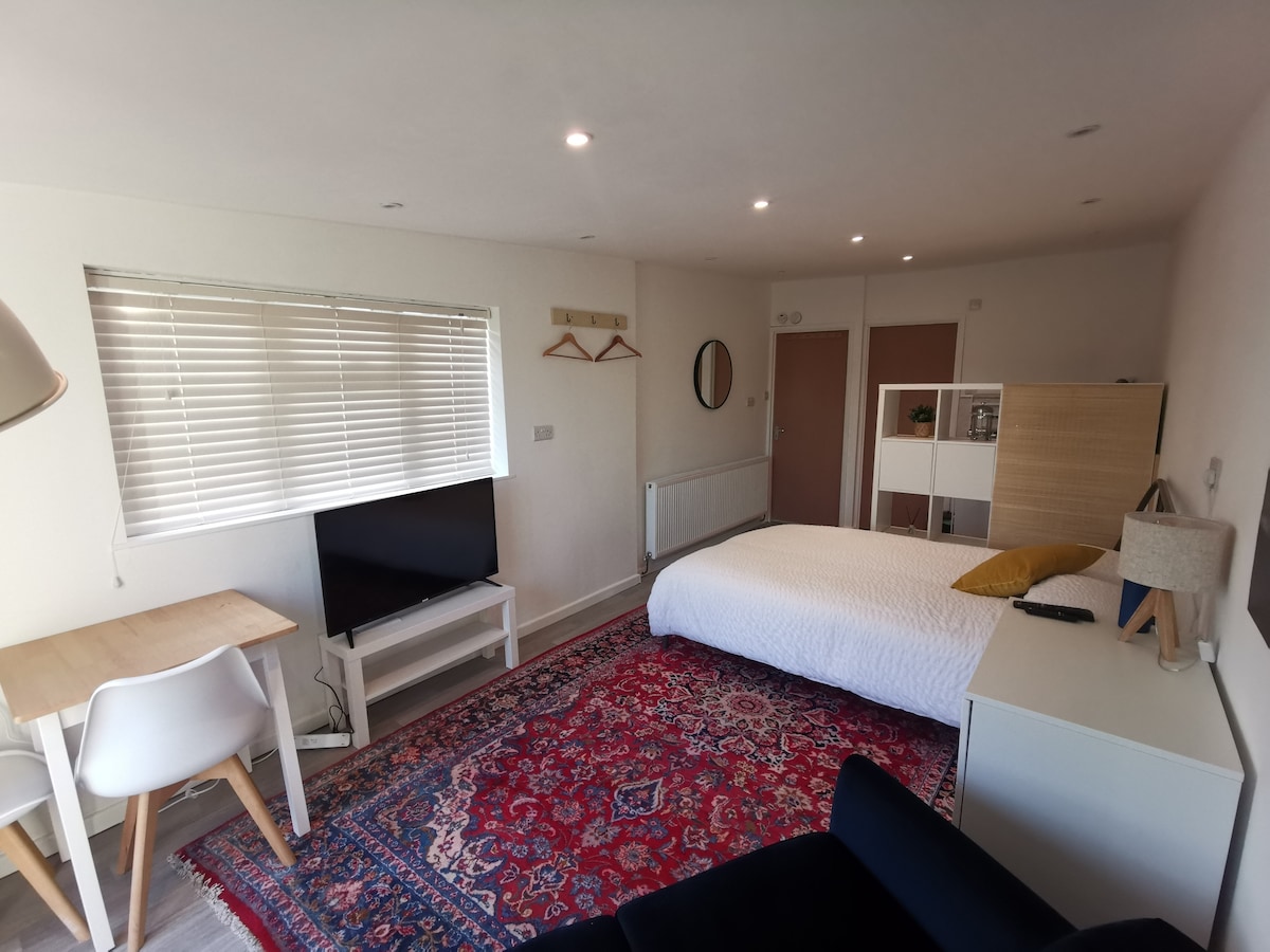 Successful Airbnb property: Self-contained studio close to old town in Central Swindon South