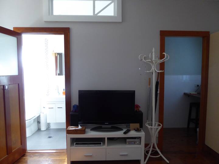 Vue sur la salle de bain et la kitchenette.
