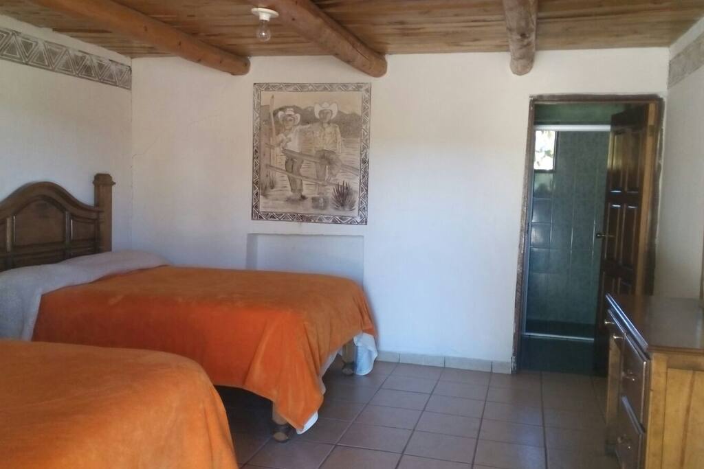 Habitación con baño privado.