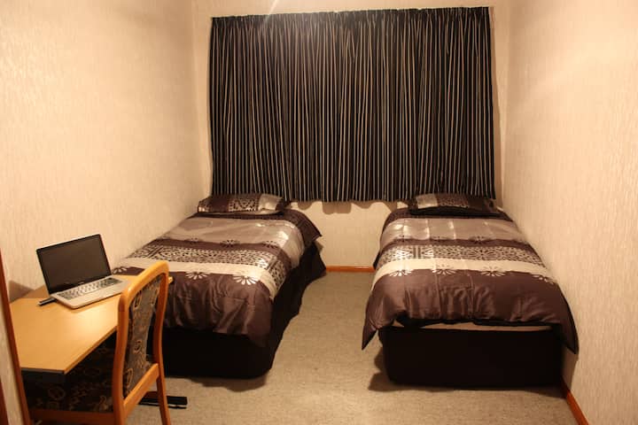 2 letti singoli, scrivania, guardaroba, stufa, scaldasalviette