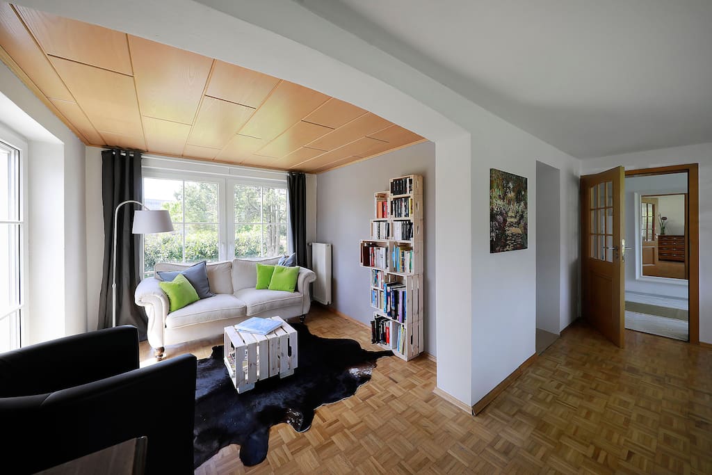 Heller Wohn- und Essbereich mit Lese-Ecke.