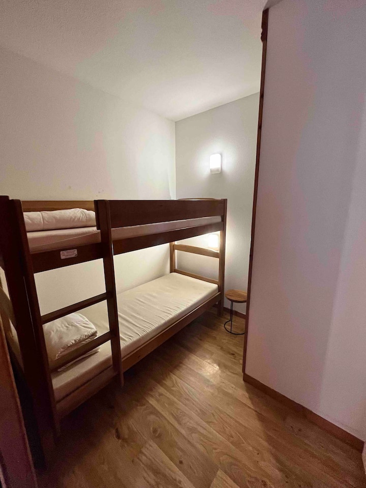 Spálňa s posteľou na poschodí. Lampa na každom poschodí postele, ktorá sa rozsvieti. 
Izba má veľkú šatníkovú skriňu.