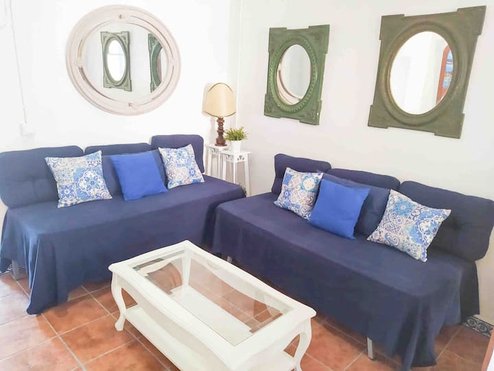 Dhoma e ndenjjes me dy divanë