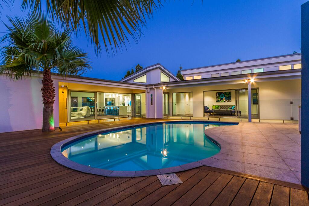 Flow from kitchen & lounges