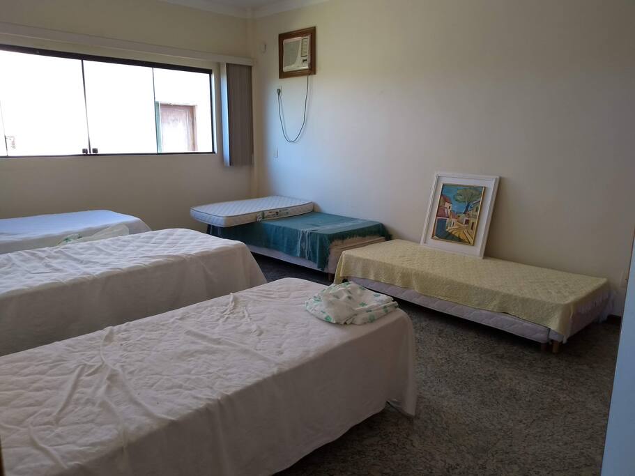 Quarto com cunco camas.