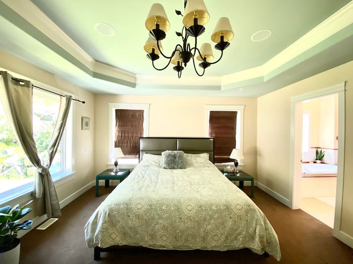 Dormitorio #1: dormitorio principal con cama tamaño king y baño privado en el piso inferior.
