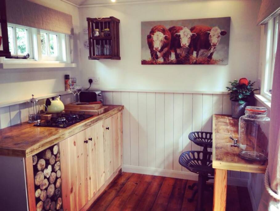 Log Burner - King Size Bed, Kitchenette, Woodflooring - you're own little tree paradise
