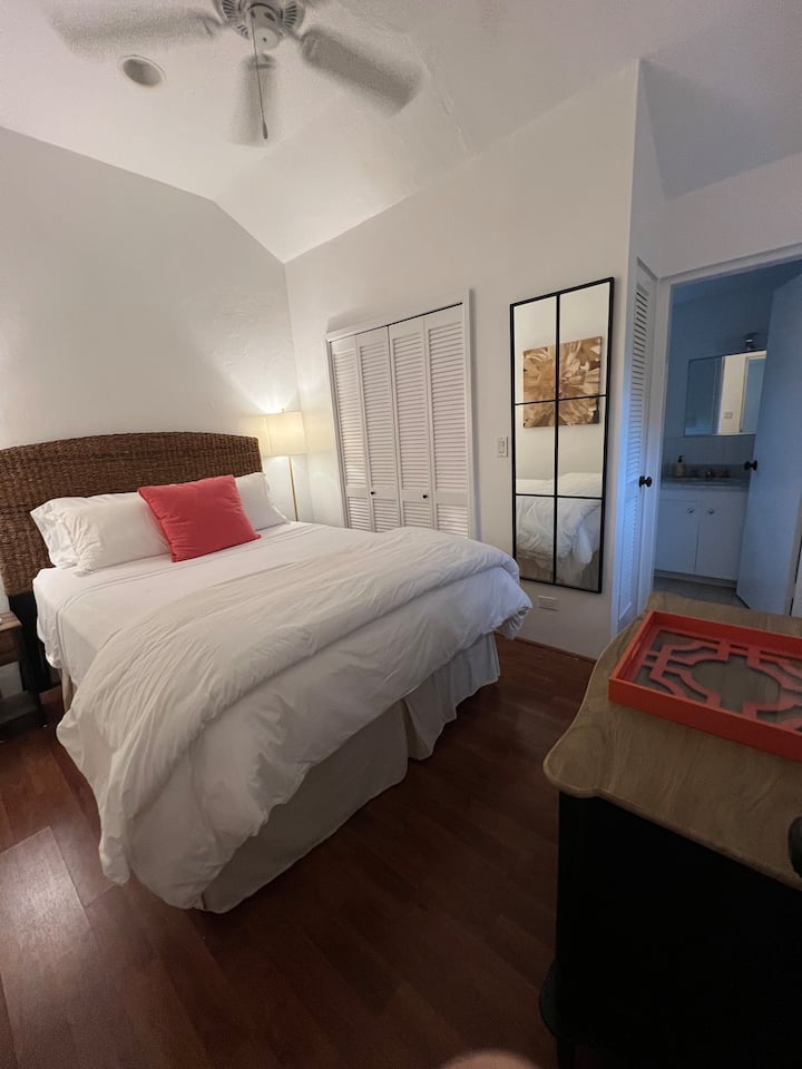 Terza camera da letto con letto matrimoniale e bagno interno che si affaccia sul magico giardino sul retro recintato. 

Armadio e cassettiera completi per tutti i tuoi outfit da vacanza. 