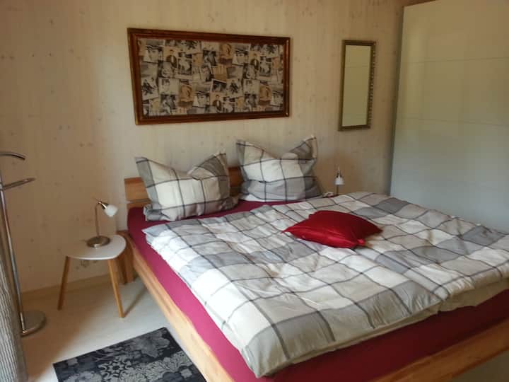 Schlafzimmer mit Doppebett