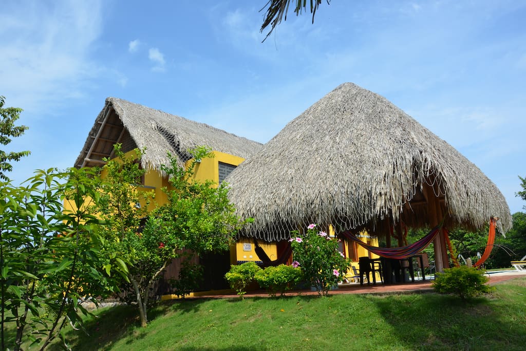 Junto a la piscina hay un kiosco social con hamacas, mesas y sillas y una estupenda vista.