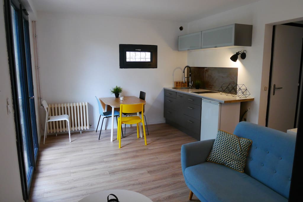 Pièce de vie vue de l'espace télévision et d'entrée de la chambre numéro 1