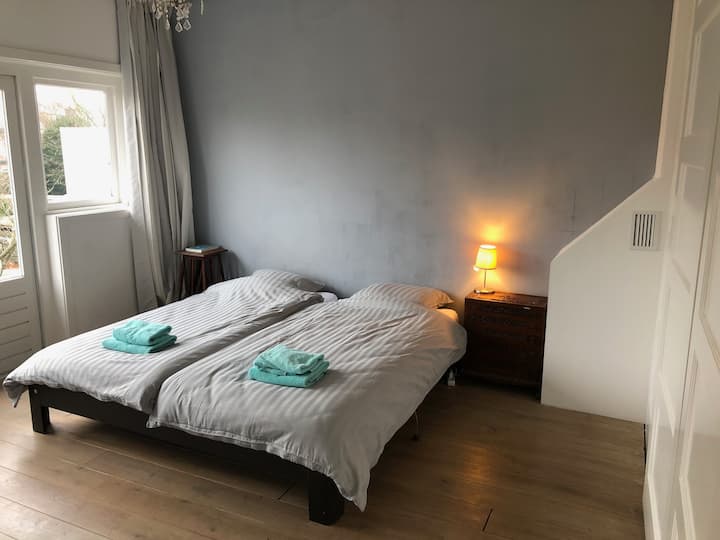 ห้องนอนใหญ่พร้อมทีวีขนาดใหญ่และเน็ตฟลิกซ์