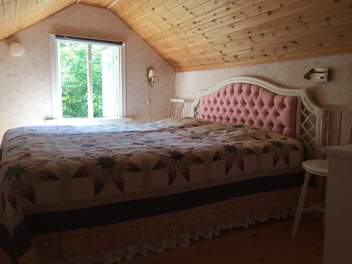 Овде добро спиете во двоен кревет од 180 см.