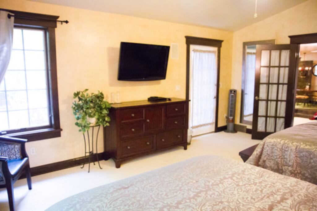 Flat-screen tv with Netflix and Hulu.
