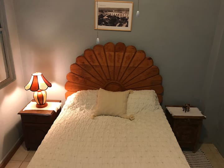 Due camere da letto con un comodo letto matrimoniale.