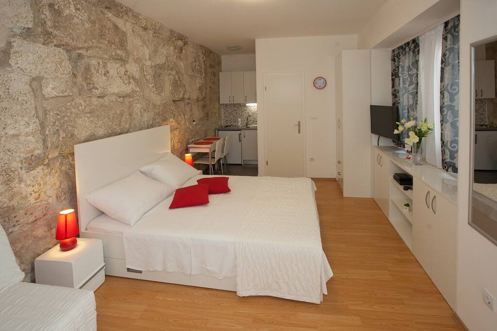king size bed in bedroom