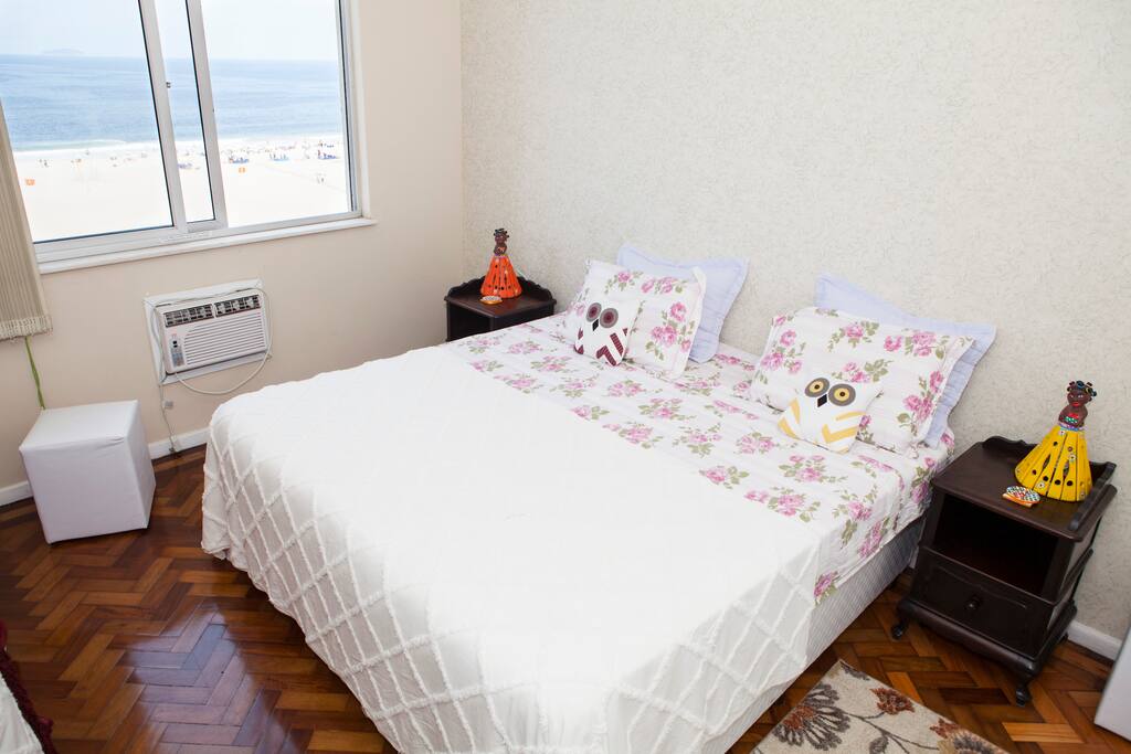 Wonderful and complete views of Copacabana and Leme from your window!
Vista deslumbrante e completa das praias Copacabana e Leme.