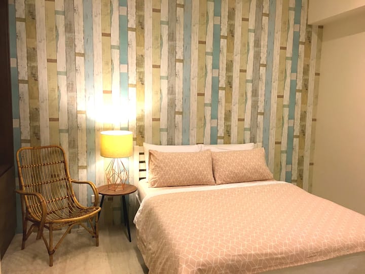 Druga spavaća soba ima bračni krevet (160x200). Izravan pristup balkonu. 