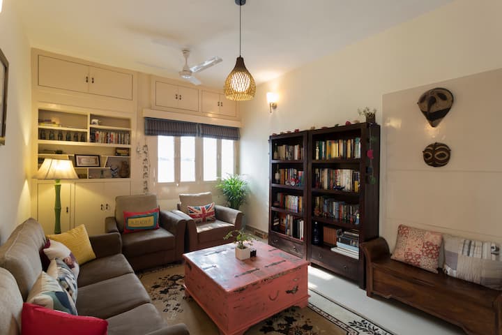 artistic home - excellent location near airport
